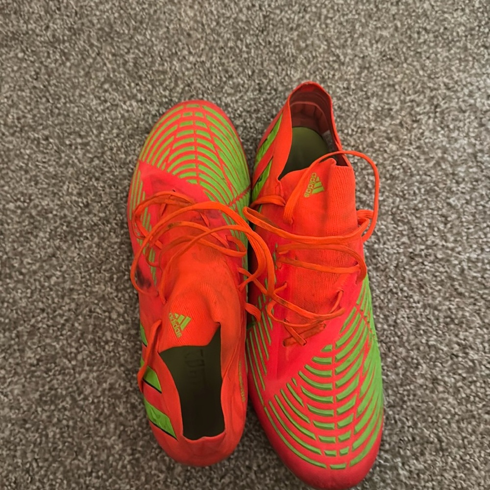 PREDATOR EDGE.1 LOW ARTIFICIAL GRASS SOCCER CLEATS